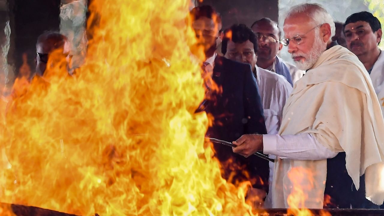 Heeraben Modi's Funeral: PM Modi Performs Last Rites